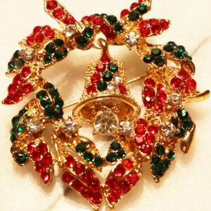 🎄💫 Crystal Encrusted Holiday Wreath Brooch in Gold Tone Setting 🎄✨